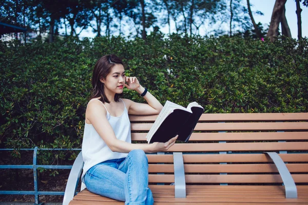 Konzentrierte Junge Asiatin Lässiger Kleidung Mit Kurzen Braunen Haaren Sitzt — Stockfoto