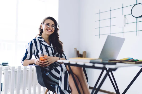 Lächelnde Langhaarige Frau Gläsern Mit Orangensaft Macht Arbeitsplatz Pause Und — Stockfoto