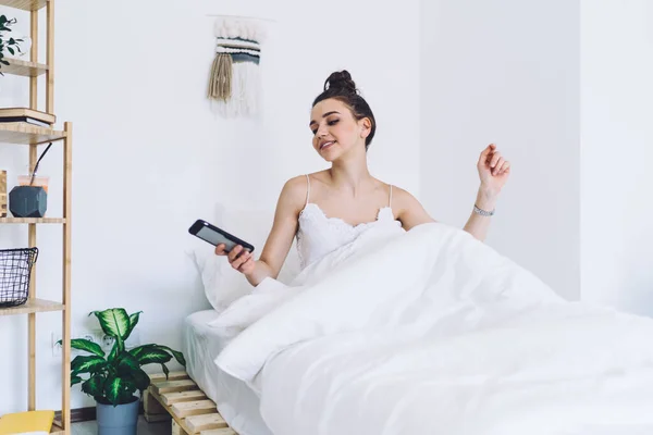 Нежная Улыбающаяся Женщина Просыпается Удобной Мягкой Кровати Белым Одеялом Используя — стоковое фото