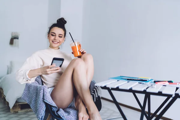 Wanita Dewasa Yang Bahagia Berkonsentrasi Pada Layar Dan Menggunakan Smartphone — Stok Foto