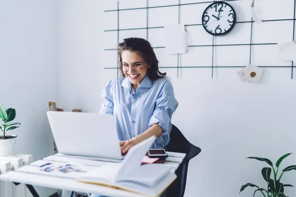 Aantrekkelijke Volwassen Donkerharige Vrouw Casual Kleding Glazen Concentreren Het Scherm — Stockfoto