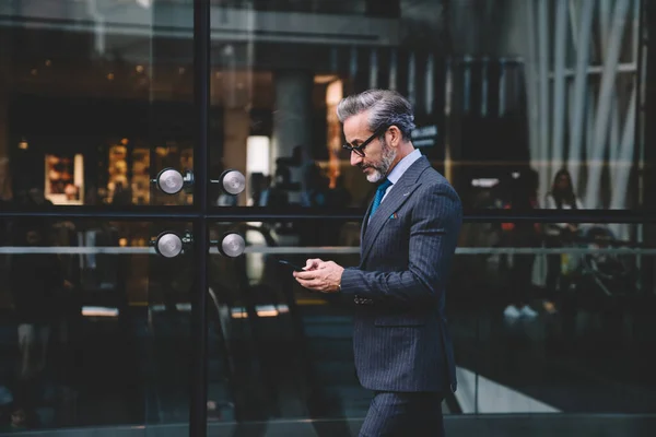 Vista Lateral Hombre Negocios Maduro Atento Moda Gafas Traje Negro — Foto de Stock