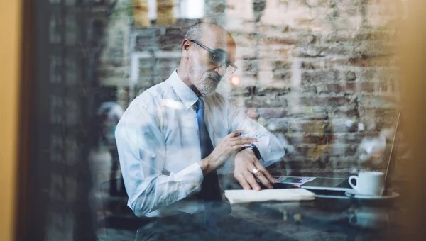 Gözlüklü Yaşlı Kel Bir Adamın Kafe Dizüstü Bilgisayar Defterin Önünde — Stok fotoğraf