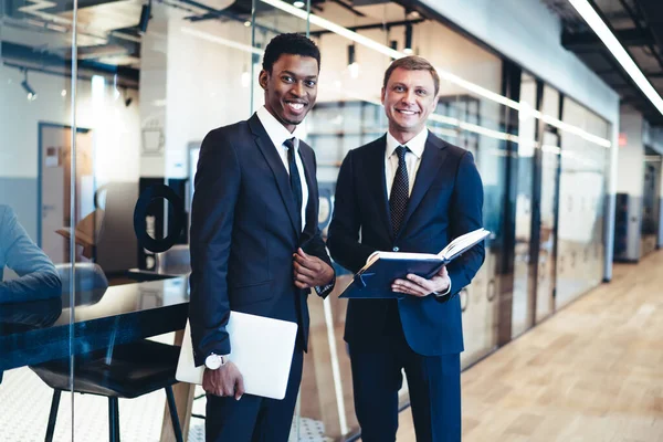 Los Ejecutivos Masculinos Multiétnicos Estilo Negocio Usan Hablar Sala Oficina —  Fotos de Stock