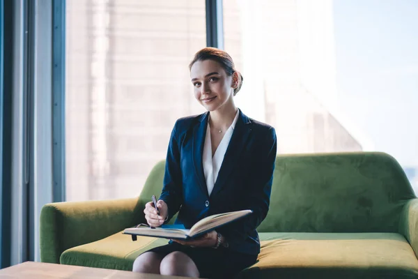 Trabajadora Feliz Traje Formal Tomando Notas Bloc Notas Mientras Está —  Fotos de Stock