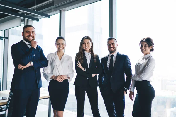 Groep Vrolijke Kantoormedewerkers Officiële Zwarte Pakken Witte Shirts Rokken Die — Stockfoto