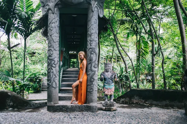 Oldalnézetben Csábító Narancssárga Ruhában Támaszkodva Oszlop Építészeti Híd Dzsungelben Buddhista — Stock Fotó