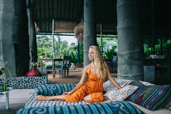 Señora Rubia Adulta Relajada Vestido Naranja Sonriendo Mirando Hacia Otro — Foto de Stock