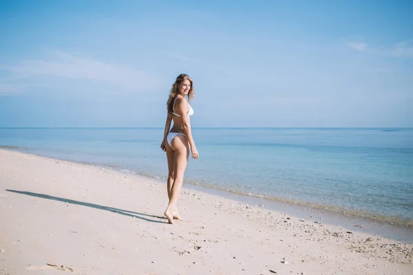 Vista Lateral Mujer Pelo Largo Atractiva Feliz Con Bikini Blanco — Foto de Stock