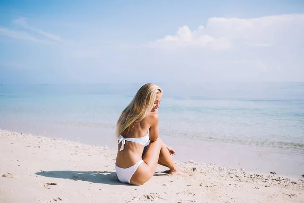 Zadní Pohled Pozitivní Atraktivní Štíhlé Odpočívající Žena Těší Pláž Relaxaci — Stock fotografie