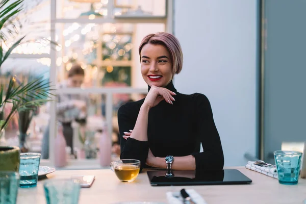 Glimlachende Volwassen Vrouw Zwart Casual Slijtage Polshorloge Zitten Hand Wang — Stockfoto