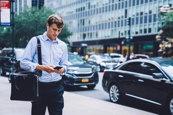 Hombre Guapo Empleado Desgaste Formal Auriculares Inalámbricos Con Gran Bolsa — Foto de Stock