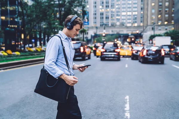 Side View Trendy Businessman Leather Briefcase Crossing Road Financial District — Stock Photo, Image