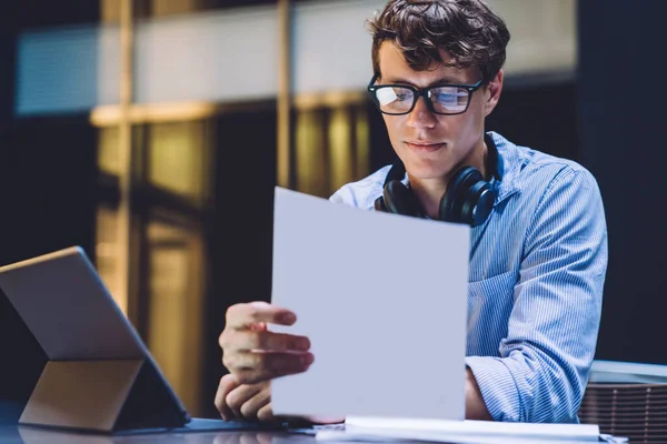 Jeune Homme Beau Concentré Dans Des Lunettes Avec Écouteurs Lisant — Photo