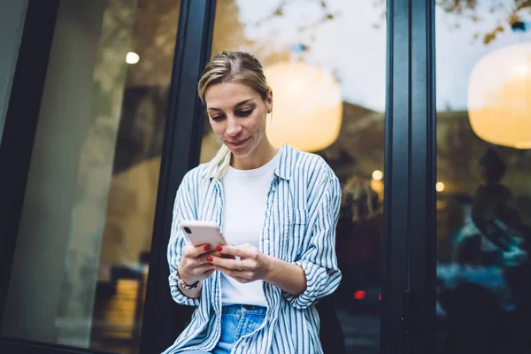 Trendig Blond Hår Ung Kvinna Vit Shirt Randig Skjorta Och — Stockfoto