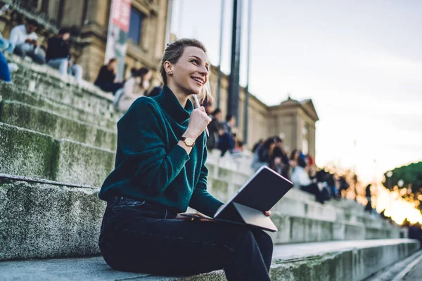 Vista Lateral Loira Sorrindo Estudante Sexo Feminino Usando Tablet Olhando — Fotografia de Stock