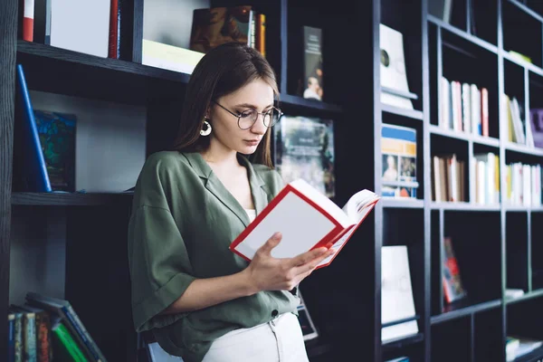 Konzentrierte Nachdenkliche Frau Mit Braunen Haaren Freizeitkleidung Und Runder Brille — Stockfoto