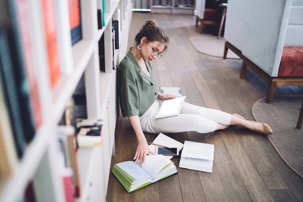 Vista Lateral Estudiante Femenina Con Estilo Concentrado Gafas Que Trabajan — Foto de Stock