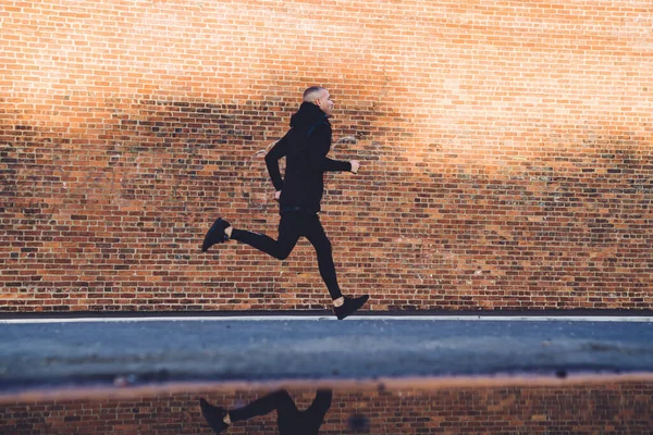Side View Running Asphalt Reflected Puddle Man Black Warm Sport — Stock Photo, Image