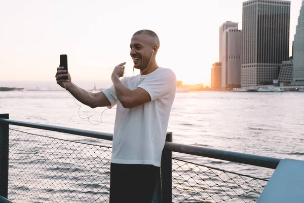Joven Hombre Étnico Sonriente Guapo Con Auriculares Tomando Selfie Teléfono — Foto de Stock