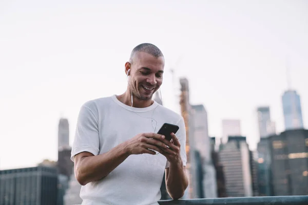 Hombre Adulto Alegre Camiseta Blanca Usando Teléfono Móvil Auriculares Para — Foto de Stock