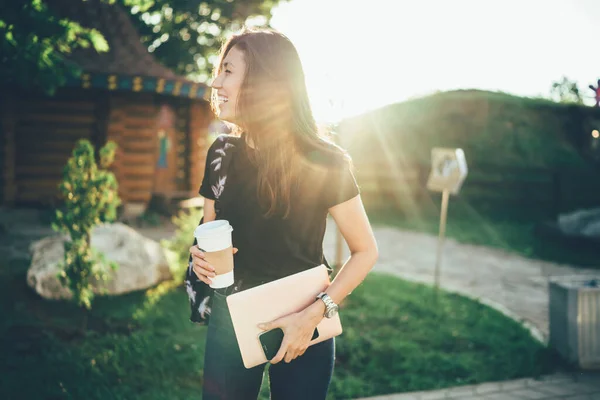 Веселая Азиатская Студентка Современными Технологиями Кофе Пойти Руки Стоя Открытом — стоковое фото