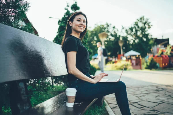 Retrato Chica Hipster Sonriente Con Portátil Sentado Banco Madera Disfrutando — Foto de Stock