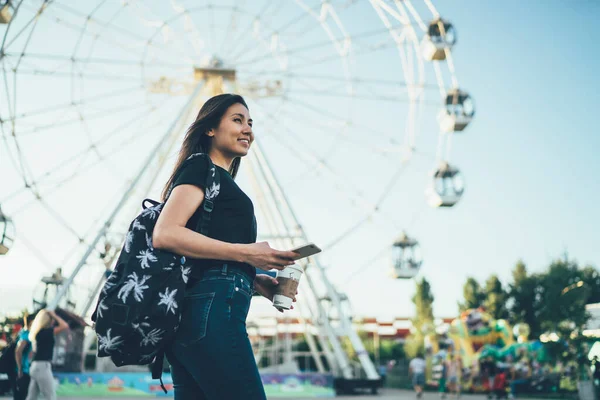 Boldog Női Turista Alkalmi Viselet Gazdaság Smartphone Szerkentyű Kezében Örvendeznek — Stock Fotó