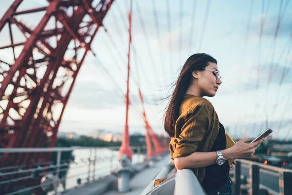 Seitenansicht Der Attraktiven Asiatischen Millennial Mit Handy Anwendung Zum Überprüfen — Stockfoto