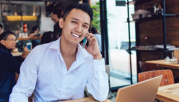 Freelancer Asiático Alegre Charmoso Camisa Pura Falando Telefone Sentado Frente — Fotografia de Stock