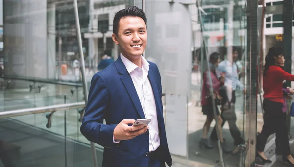 Empresário Asiático Positivo Terno Negócios Azul Escuro Com Smartphone Mão — Fotografia de Stock
