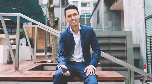 Empresário Asiático Vestido Azul Terno Puro Camisa Rosa Sentado Banco — Fotografia de Stock