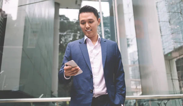 Hombre Negocios Asiático Traje Negocios Azul Camisa Blanca Pie Calle — Foto de Stock