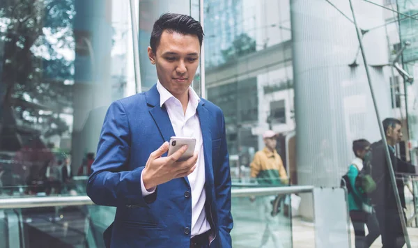 Jovem Bonito Sorridente Asiático Empresário Azul Terno Negócios Camisa Branca — Fotografia de Stock