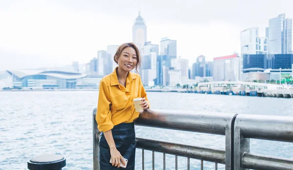 Kendine Güvenen Modern Asyalı Kadın Kahve Fincanı Akıllı Telefon Tutarken — Stok fotoğraf