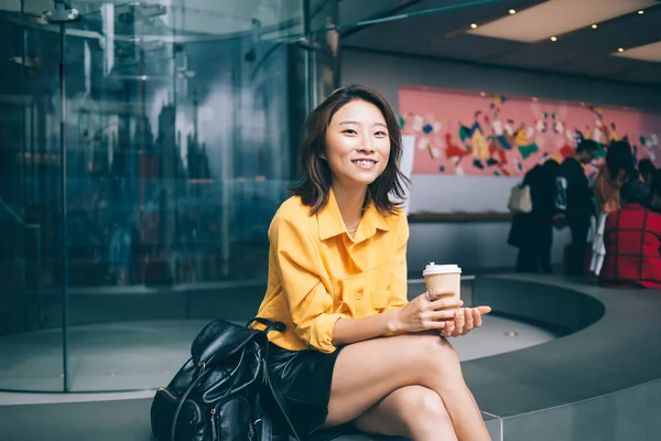 Toothy Ler Asiatisk Kvinna Bär Gul Skjorta Med Svart Läderkjol — Stockfoto