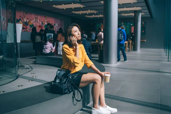 Konzentrierte Junge Schlanke Asiatin Kommuniziert Und Spricht Digitalem Smartphone Während — Stockfoto