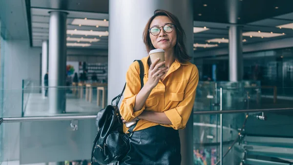 Vrij Lachende Jonge Aziatische Vrouw Geel Shirt Zwart Lederen Rok — Stockfoto