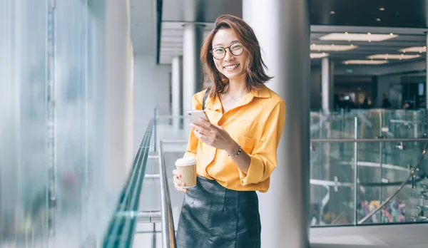 Vrolijke Slanke Aziatische Vrouw Glazen Met Kartonnen Kopje Koffie Hand — Stockfoto