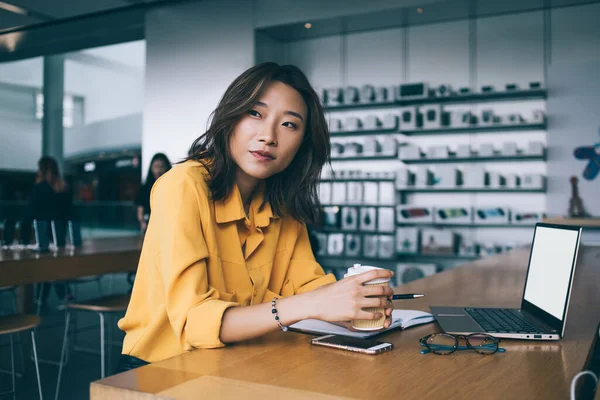 Tänksam Asiatisk Kvinnlig Arbetare Gul Blus Vid Skrivbordet Med Bärbar — Stockfoto