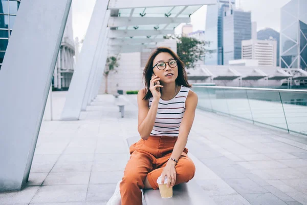 Asiatische Schöne Junge Frau Gläsern Mit Plastikbecher Sitzt Auf Einer — Stockfoto