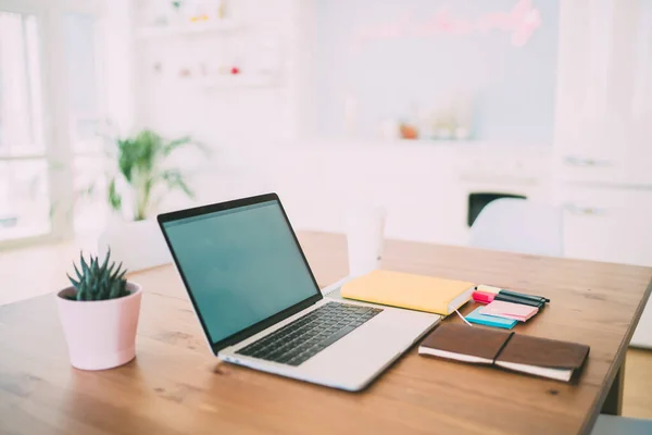 Lugar Trabajo Compuesto Por Ordenador Portátil Con Pantalla Blanca Material —  Fotos de Stock