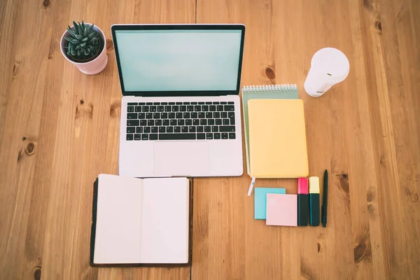 Dessus Bureau Composé Ordinateur Portable Avec Écran Blanc Fournitures Bureau — Photo