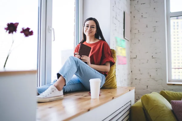 Tevreden Vrouw Het Dragen Van Casual Kleding Schrijven Notities Notebook — Stockfoto