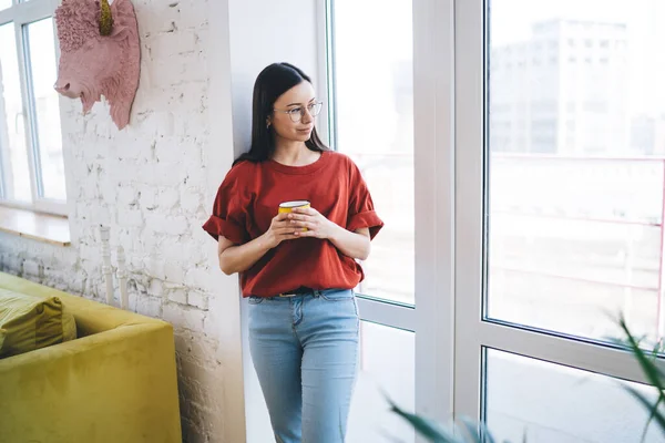 Kvinna Casual Kläder Och Glasögon Med Morgonkopp Kaffe Och Tittar — Stockfoto