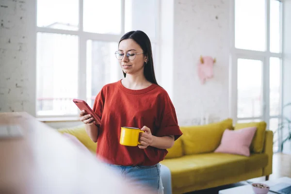 Vrouw Casual Kleding Glazen Met Morgens Een Kopje Koffie Het — Stockfoto