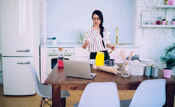 Mooie Intelligente Vrouw Casual Kleding Staan Met Lepel Hand Keuken — Stockfoto