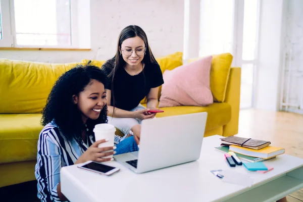 Contenido Encantador Diversas Estudiantes Femeninas Ropa Casual Escalofriante Sofá Cómodo — Foto de Stock