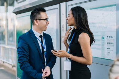 Genç, şık bir Afrikalı Amerikalı kadın ve Asyalı adam. Kimlikleri ve akıllı telefonları şehir tren istasyonunda duruyor ve tartışıyorlar. 