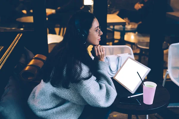 Vista Lateral Jovem Atraente Pensativo Esbelto Freelancer Feminino Óculos Fones — Fotografia de Stock